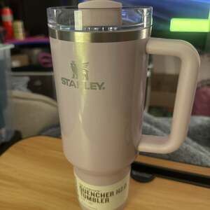 EXCLUSIVE Target Stanley ASTER 40oz H2.0 Flowstate Quencher Tumbler
